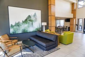 Χώρος καθιστικού στο Oxford Suites Redding