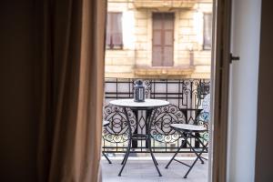 una mesa y sillas sentadas en un balcón en Le Stelle Della Spezia, en La Spezia