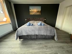Un dormitorio con una cama con almohadas azules. en Ferienwohnung Friedrichsberg Schleswig en Schleswig