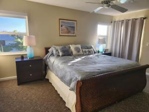 ein Schlafzimmer mit einem großen Bett und einem Fenster in der Unterkunft Renovated Spacious Beach House-Steps from the Beach! in Fort Pierce