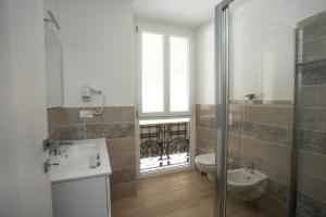 baño con lavabo y aseo y ventana en Le Stelle Della Spezia en La Spezia