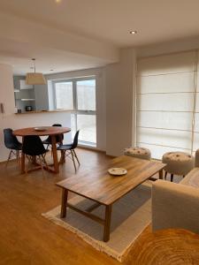 sala de estar con mesa de madera y sillas en Hermoso departamento de 2 habitaciones, en Salta Capital en Salta