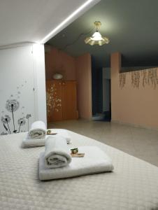 a room with a bed with towels on it at Ferula loft in Sortino