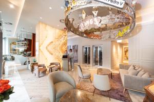 um lobby de um hotel com um lustre em Dos Reis by The Beautique Hotels em Lisboa