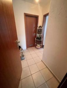 um corredor com uma porta e piso em azulejo em Complete Apartment peacefully situated near the Airport Nürnberg em Nurembergue