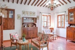 een woonkamer met stoelen en een tafel bij Agriturismo Podere Caggiolo - Swimming Pool & Air Conditioning in Marciano
