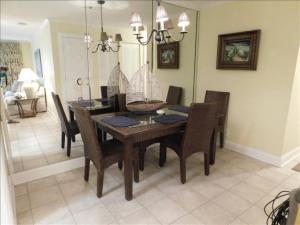 Un comedor con mesa y sillas en E11 Peaceful bedroom two bath Ground Level New Shower and Floors Come make some family memories, en Mallory Park