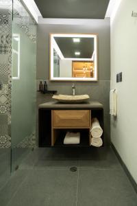 克雷塔羅的住宿－Hotel Patio Santiago，一间带水槽和镜子的浴室