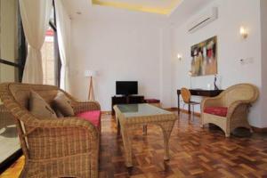 ein Wohnzimmer mit zwei Stühlen und einem Tisch in der Unterkunft Sea Dream Resorts in Dauin