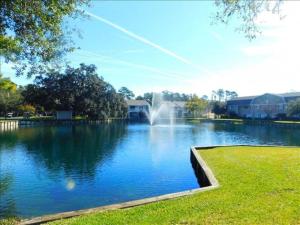 un estanque con una fuente en medio de un parque en H5 close to the front pool and clubhouse downstairs by lake, en Mallory Park