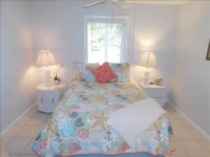 Un dormitorio con una cama con dos mesitas de noche y dos lámparas. en H5 close to the front pool and clubhouse downstairs by lake, en Mallory Park 11 fotos más