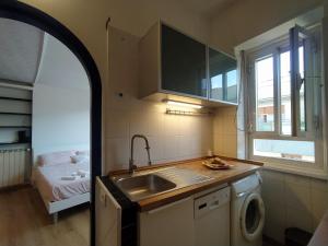 A kitchen or kitchenette at Gelsomino B&B Apartment