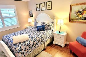 sypialnia z łóżkiem, 2 lampami i oknem w obiekcie Harbour Oaks Professionally decorated downstairs really nice 3 bedroom w mieście Demere Park