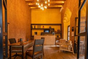 un soggiorno con tavolo e sedie in legno di Hotel Patio Santiago a Querétaro