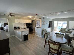 a living room and kitchen with a table and chairs at Marco Island Lakeside Inn in Marco Island +37 photos