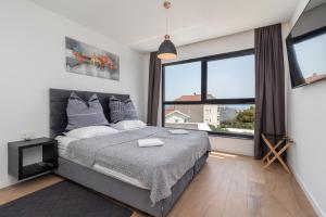 Un dormitorio con una cama y una ventana grande. en Villalux2022 mit Pool beheizt, en Trogir 39 fotos más