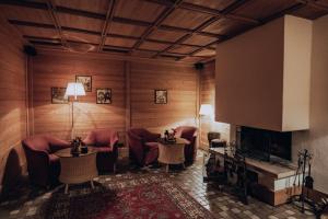 コルヴァーラ・イン・バディーアにあるHotel Planacのリビングルーム(椅子、暖炉付)