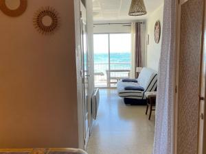 - un couloir avec un salon offrant une vue sur l'océan dans l'établissement Studio Balaruc-les-Bains, 1 pièce, 4 personnes - FR-1-503-7, à Balaruc-les-Bains