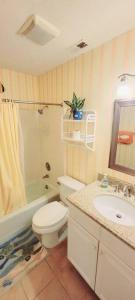 ein Badezimmer mit Toilette, Waschbecken und Badewanne in der Unterkunft S6 family friendly near tennis and pool peaceful upstairs very neat and well equipped family comfort in Mallory Park