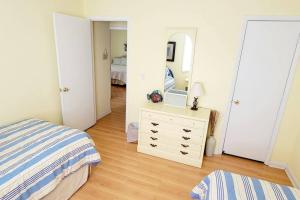 ein Schlafzimmer mit einem Bett, einer Kommode und einem Spiegel in der Unterkunft S6 family friendly near tennis and pool peaceful upstairs very neat and well equipped family comfort in Mallory Park + 15 Fotos