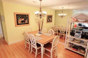 ein Esszimmer mit Tisch und Stühlen in der Unterkunft S6 family friendly near tennis and pool peaceful upstairs very neat and well equipped family comfort in Mallory Park