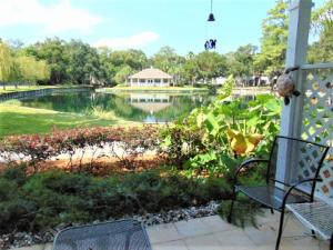 Blick auf einen Teich von der Veranda eines Hauses in der Unterkunft S6 family friendly near tennis and pool peaceful upstairs very neat and well equipped family comfort in Mallory Park