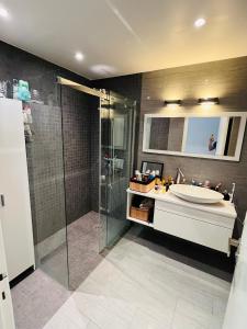 Kúpeľňa v ubytovaní John Homestay Room in Nice