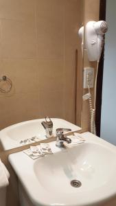 baño con lavabo blanco y teléfono en Loft Andino I - Comfort moderno a 5' del centro en Salta