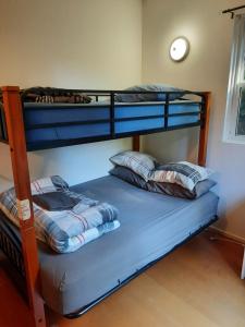 2 Etagenbetten mit Kissen auf einem Zimmer in der Unterkunft C&N Backpackers - Ucluelet in Ucluelet