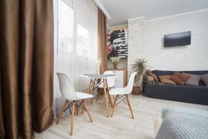 salon ze stołem, krzesłami i kanapą w obiekcie Apartments Club Marine w Odessie