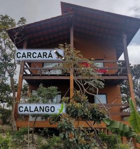 un edificio con una señal delante de él en Casa do Rudá na Chapada dos Veadeiros en Alto Paraíso de Goiás