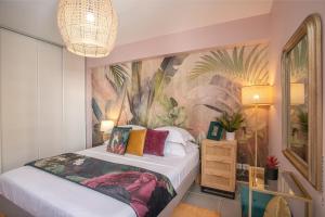 um quarto com uma cama com um quadro na parede em Appartement standing vue sur mer des Caraïbes em Fort-de-France