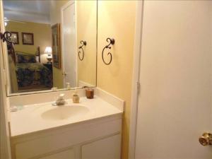 ein Badezimmer mit Waschbecken und Spiegel in der Unterkunft N5 great for families 4 twins 1 king, screened room large living room 2 and 1 half baths bedromms up in Mallory Park + 8 Fotos