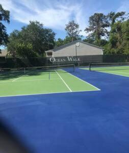 einen Tennisplatz in der Unterkunft N5 great for families 4 twins 1 king, screened room large living room 2 and 1 half baths bedromms up in Mallory Park