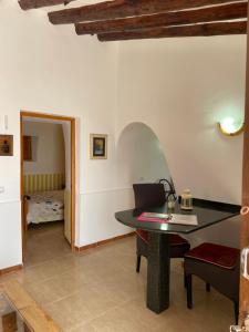 2 bed cottage Lorca many hiking & cycling trails في لوركا: غرفة طعام مع طاولة وغرفة نوم