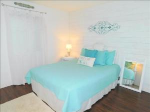 Un dormitorio con una cama grande con sábanas azules. en S3, comfy, close to pickleball, en Mallory Park 13 fotos más