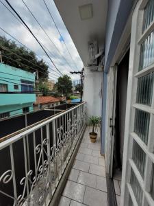 - un balcon d'un bâtiment avec une usine dans l'établissement Hotel, Pousada e Restaurante Estrela Azul, à Aparecida