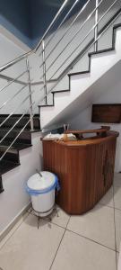 ein Badezimmer mit einer Badewanne unter einer Treppe in der Unterkunft Hotel, Pousada e Restaurante Estrela Azul in Aparecida
