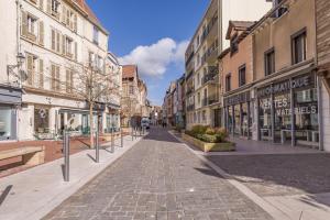 una strada vuota in una città con edifici di Le Colombage-3 chambres- Hypercentre a Troyes