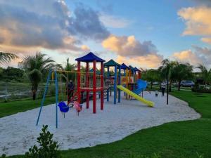 um parque infantil com escorrega num parque em Apartamento Praia do Forte 2 quartos Iberostate Mediterrâneo 1 na Praia do Forte