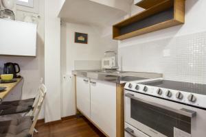 małą kuchnię z kuchenką i zlewem w obiekcie Appartement Ampalia - Welkeys w Biarritz +4 zdjęcia