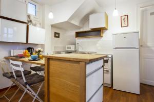 Kuchyňa alebo kuchynka v ubytovaní Appartement Ampalia - Welkeys