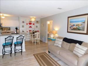 sala de estar y cocina con sofá y sillas en T7 make some great family memories downstairs easy access very very cute, en Mallory Park