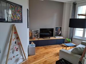 TV a/nebo společenská místnost v ubytování Chambre - Marceau