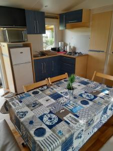 una cocina con mesa y mantel. en Mobilhome proche du Puy du Fou en La Boissière-de-Montaigu