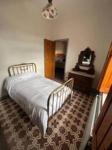 1 dormitorio con 1 cama, vestidor y TV en Casa independiente 4 habitaciones, en Miraflores de la Sierra