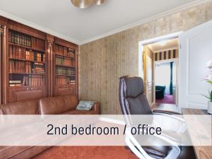ein Wohnzimmer mit einem Sofa und einem Stuhl in der Unterkunft SUPERIOR LIVING - luxury and comfort in Bad Oeynhausen