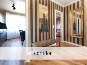 ein Wohnzimmer mit gestreiften Wänden und einem Spiegel in der Unterkunft SUPERIOR LIVING - luxury and comfort in Bad Oeynhausen