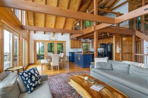 Η κουζίνα ή μικρή κουζίνα στο A Celestial Chalet Pets, Hot Tub & Mountain View
