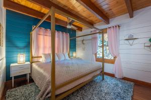 Ένα ή περισσότερα κρεβάτια σε δωμάτιο στο A Celestial Chalet Pets, Hot Tub & Mountain View